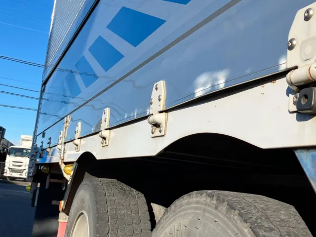 アオリ下部にふくらみがあります。左右にあります|いすゞ ギガ LKG-CYJ77Aの写真43