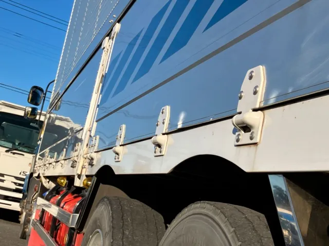 アオリ下部にふくらみがあります。左右にあります|いすゞ ギガ LKG-CYJ77Aの写真44