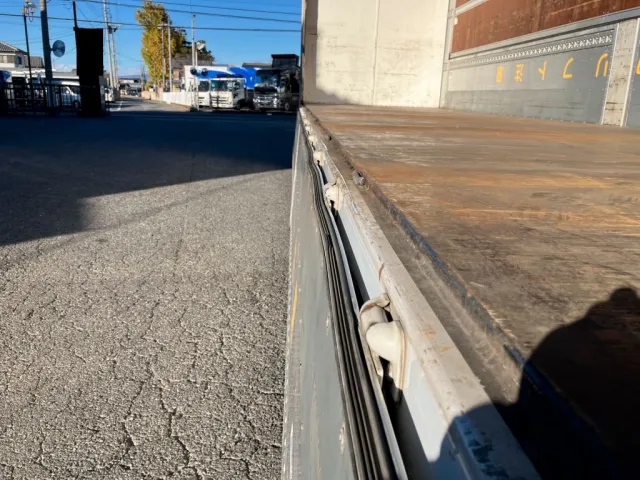 アオリ下部にふくらみがあります。左右にあります|いすゞ ギガ LKG-CYJ77Aの写真45