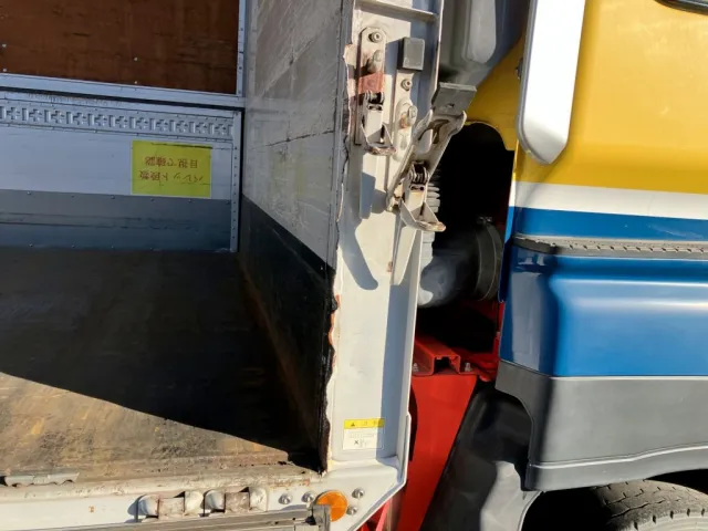 運転席側ボデー前柱に歪みがあります。|いすゞ ギガ LKG-CYJ77Aの写真46