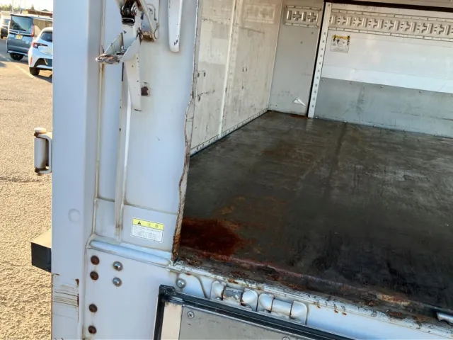 運転席側ボデー後柱に歪みがあります。|いすゞ ギガ LKG-CYJ77Aの写真47