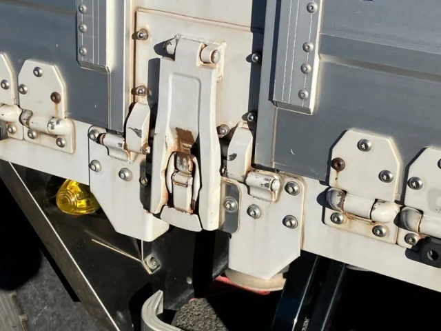 左右センタースロットルにキズ・サビがあります。|いすゞ ギガ LKG-CYJ77Aの写真48