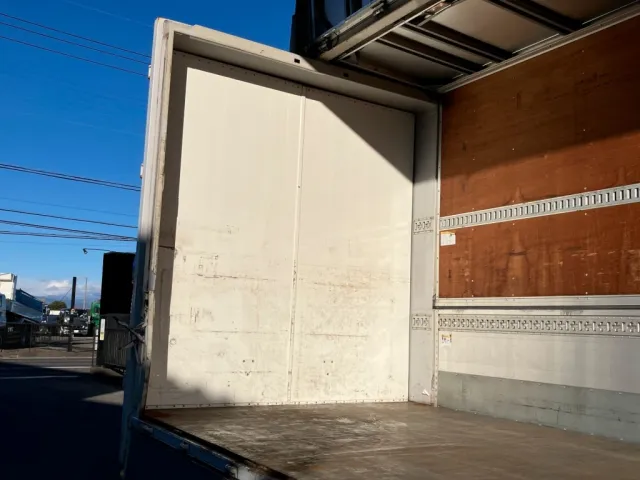 リヤドア内面の状態です。擦れキズがあります|いすゞ ギガ LKG-CYJ77Aの写真50