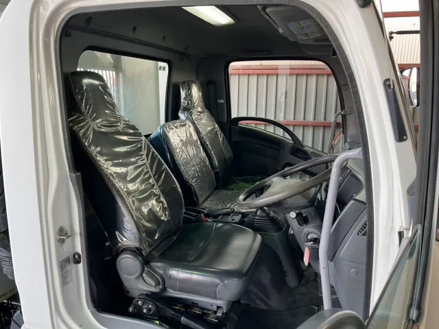乗車定員は3名です。|いすゞ フォワード TKG-FRR90S1(2WD)の写真5