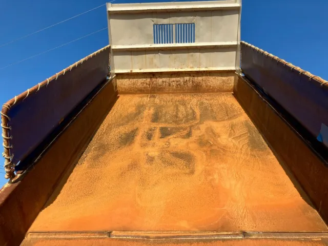 床面に凹みがあります。|いすゞ フォワード TKG-FRR90S1(2WD)の写真8