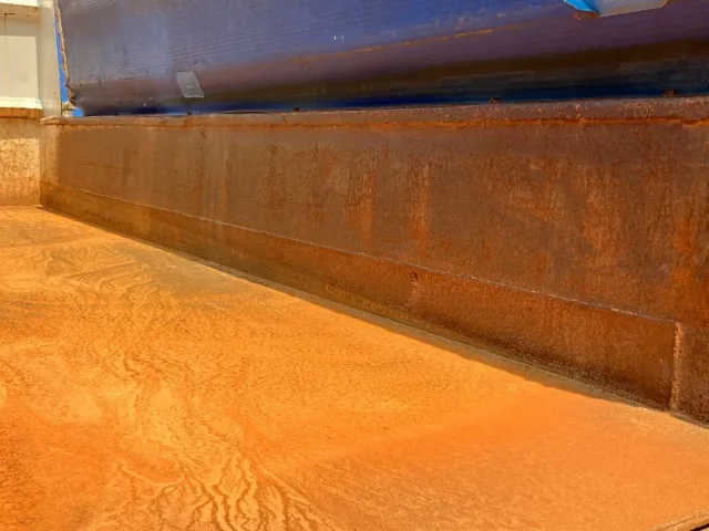 荷台側面下部にパッチ当て跡があります。|いすゞ フォワード TKG-FRR90S1(2WD)の写真10