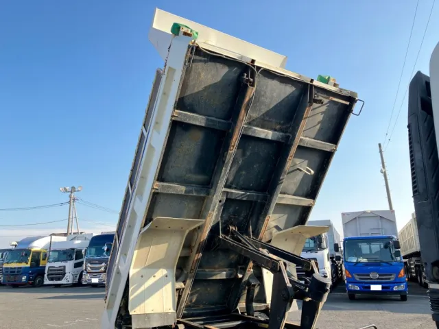 ボデー裏側の状態です。サビがあります|いすゞ フォワード TKG-FRR90S1(2WD)の写真13