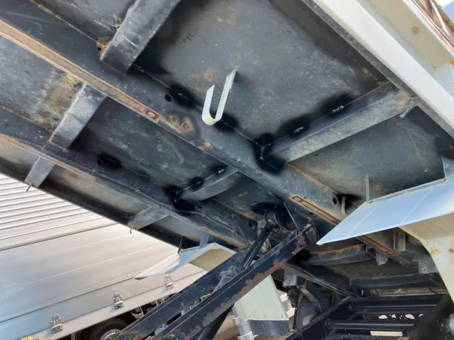 ボデー裏側に補修跡があります。|いすゞ フォワード TKG-FRR90S1(2WD)の写真15