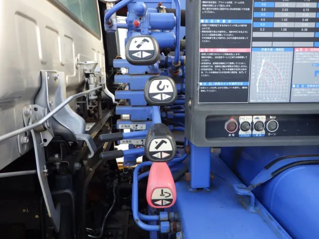 クレーンの操作レバーです。|ニッサンディーゼル コンドル BDG-PK37Cの写真12