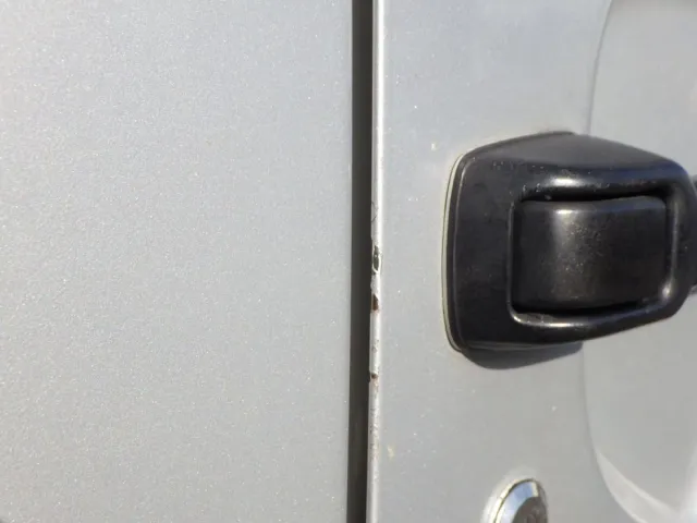 運転席側ドアにキズがあります。(助手席側にもあります)|ニッサンディーゼル コンドル BDG-PK37Cの写真24