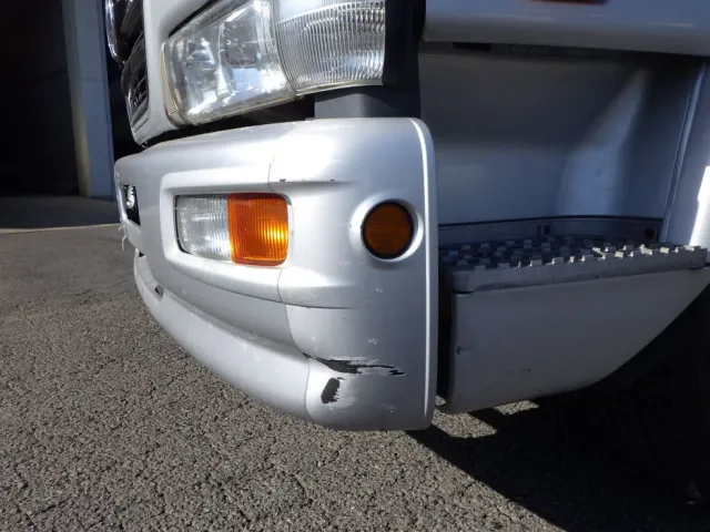 フロントバンパーの助手席側にキズがあります。|ニッサンディーゼル コンドル BDG-PK37Cの写真29