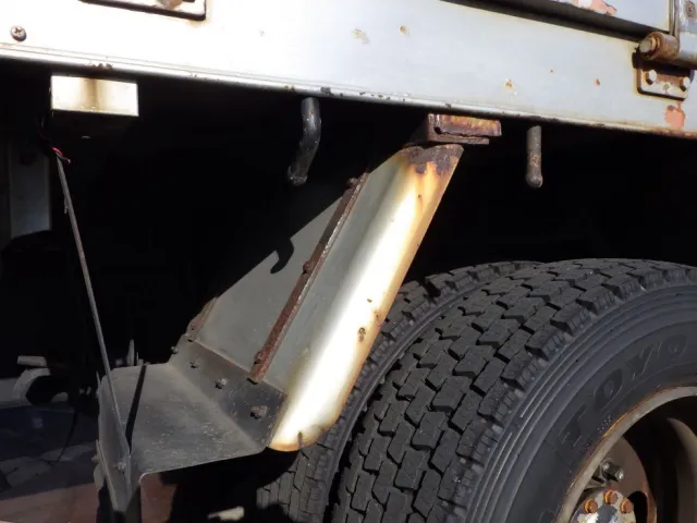 左右のリヤフェンダーにサビがあります。|ニッサンディーゼル コンドル BDG-PK37Cの写真36