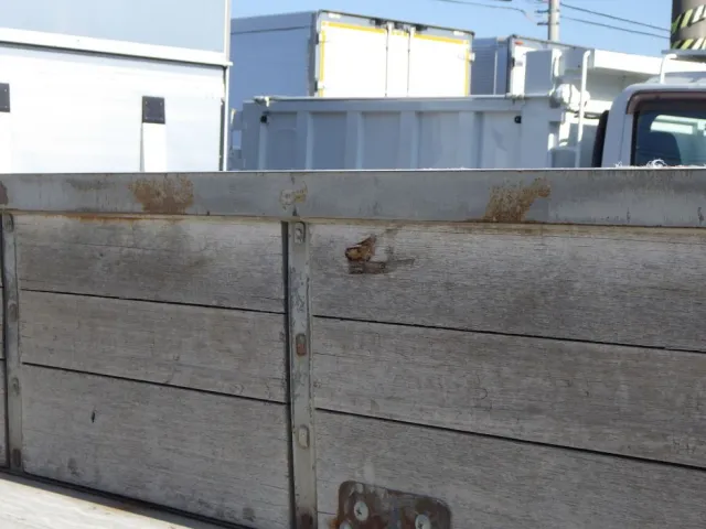 荷台内側に割れがあります。|ニッサンディーゼル コンドル BDG-PK37Cの写真41