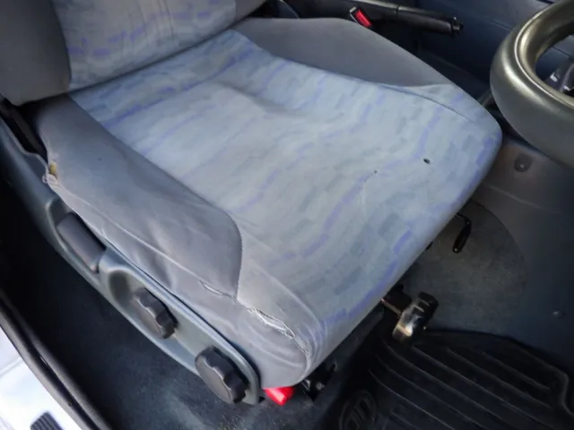 運転席座面にヘタリがあります。|ニッサンディーゼル コンドル BDG-PK37Cの写真45