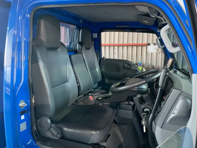 乗車定員は3名です。|マツダ ダイナ TPG-LJR85AD(2WD)の写真5