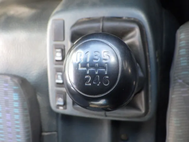 MT6速です。|ニッサンディーゼル コンドル PB-MK36A(2WD)の写真16