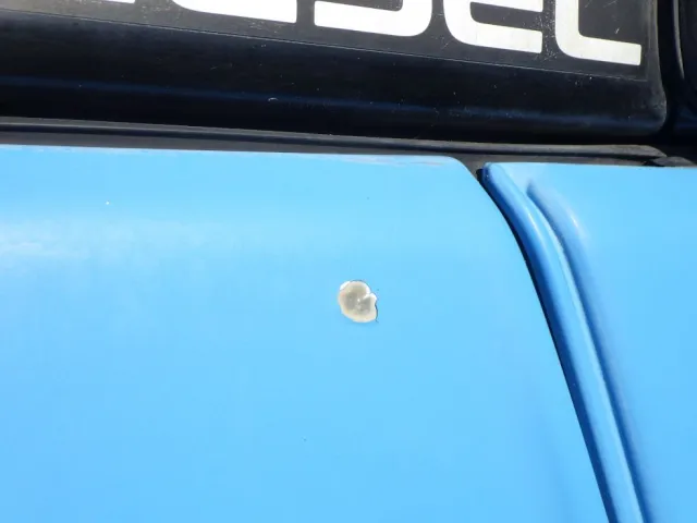 フロントパネルに飛び石キズがあります。|ニッサンディーゼル コンドル PB-MK36A(2WD)の写真25