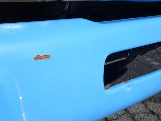 フロントバンパーにキズ・サビ・ヘコミがあります。|ニッサンディーゼル コンドル PB-MK36A(2WD)の写真26