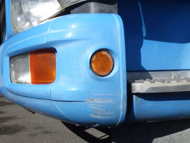 フロントバンパーの運転席側にキズ・ヘコミがあります。|ニッサンディーゼル コンドル PB-MK36A(2WD)の写真27