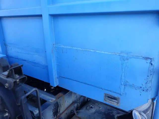 プロテクター前面にパッチ当てがあります。|ニッサンディーゼル コンドル PB-MK36A(2WD)の写真30