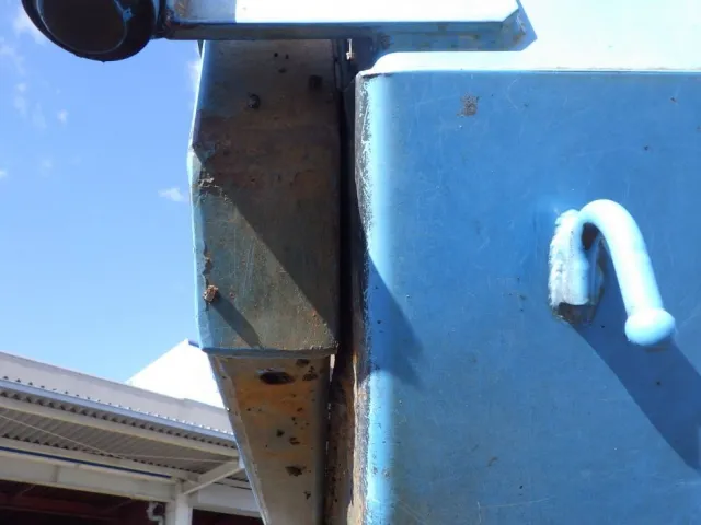 ゲート下側にすき間があります。|ニッサンディーゼル コンドル PB-MK36A(2WD)の写真35