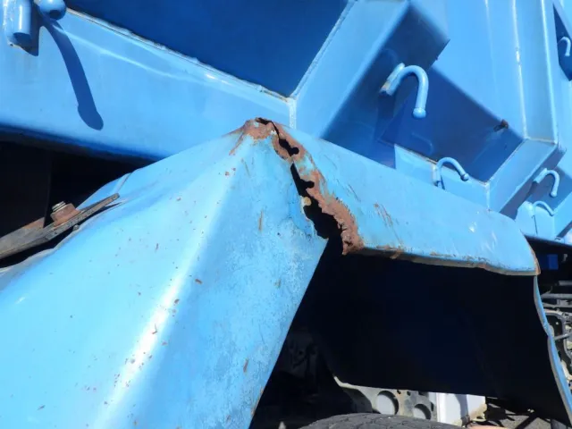 運転席側リヤフェンダーにキズ・サビ・ヘコミ・割れがあります。(助手席側にもあります)|ニッサンディーゼル コンドル PB-MK36A(2WD)の写真36