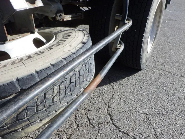 左右のサイドバンパーにキズ・サビ・曲がりがあります。|ニッサンディーゼル コンドル PB-MK36A(2WD)の写真37