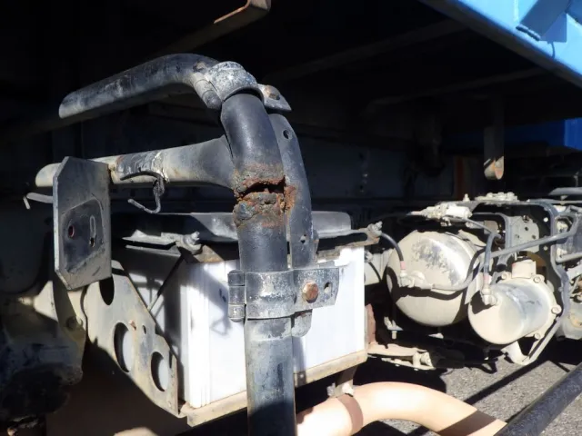 運転席側サイドバンパーステーに折れ補修跡があります。|ニッサンディーゼル コンドル PB-MK36A(2WD)の写真38