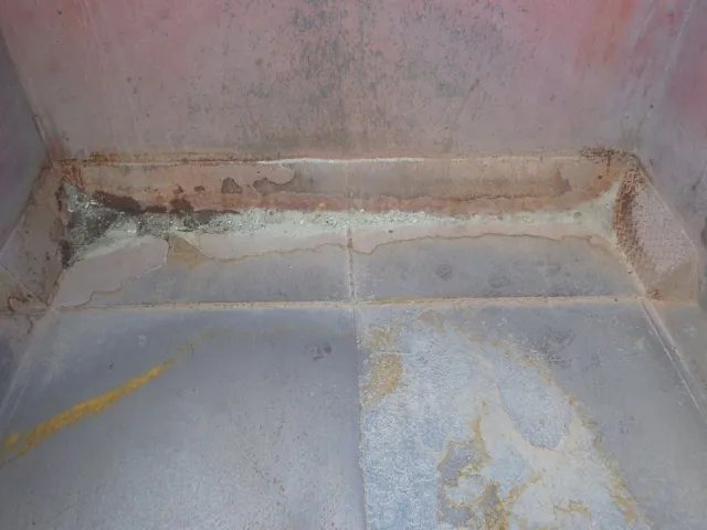 荷台前方にパッチ当て跡があります。|ニッサンディーゼル コンドル PB-MK36A(2WD)の写真40