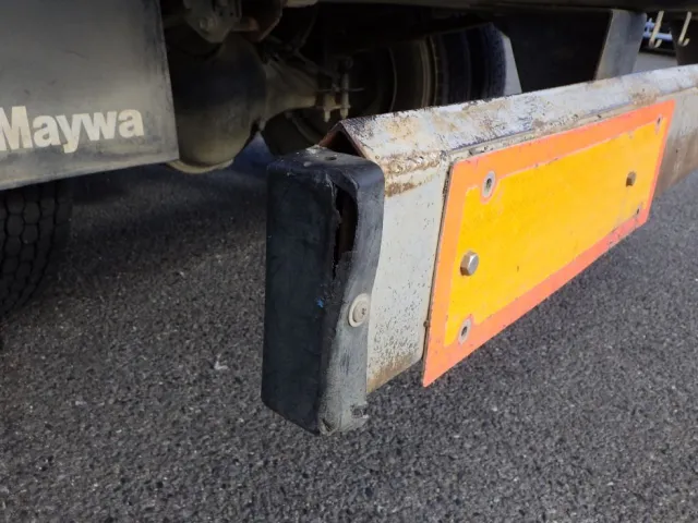 リヤバンパーの助手席側カバーにキズ・ヘコミがあります。|ニッサンディーゼル コンドル PB-MK36A(2WD)の写真43