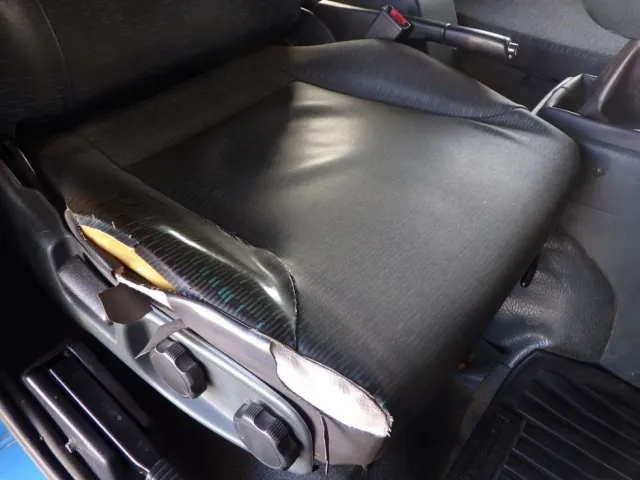 運転席座面にヘタリ・破れがあります。|ニッサンディーゼル コンドル PB-MK36A(2WD)の写真45