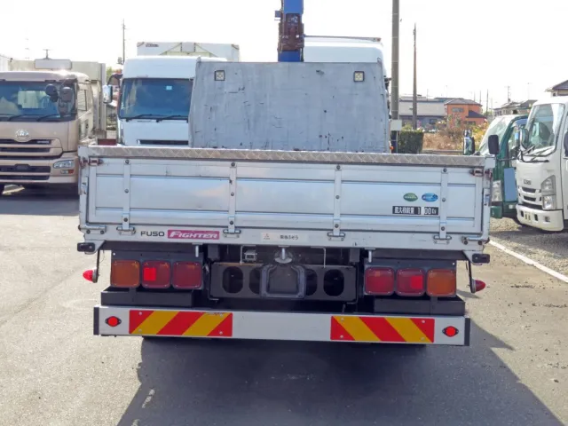 ボディーが歪んでいます。(ボディ前側:右側高い(左右差40mm)、後方左側高い(左右差35mm))|三菱 ファイター 2KG-FK61F(2WD)の写真21