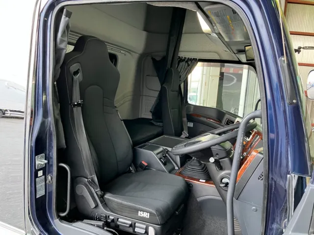 乗車定員は2名です。|いすゞ ギガ 2PG-CYJ77Cの写真5