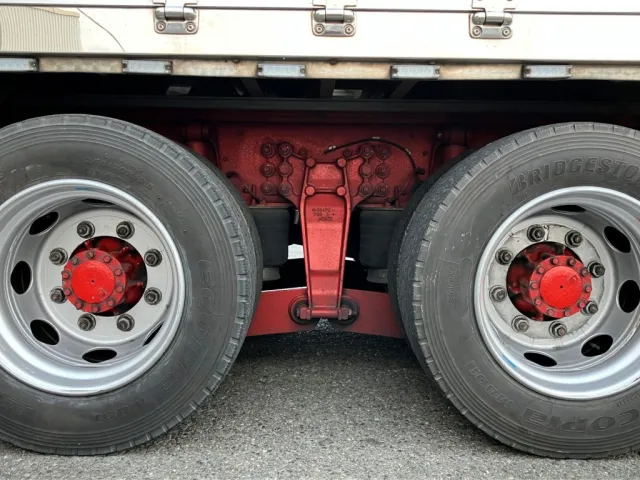 タイヤ間の状態です。|いすゞ ギガ 2PG-CYJ77Cの写真7