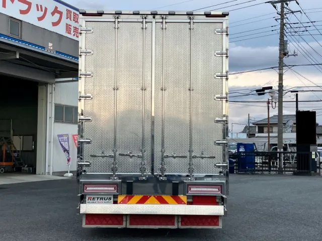 リヤ周りはステンレス製です。|いすゞ ギガ 2PG-CYJ77Cの写真10