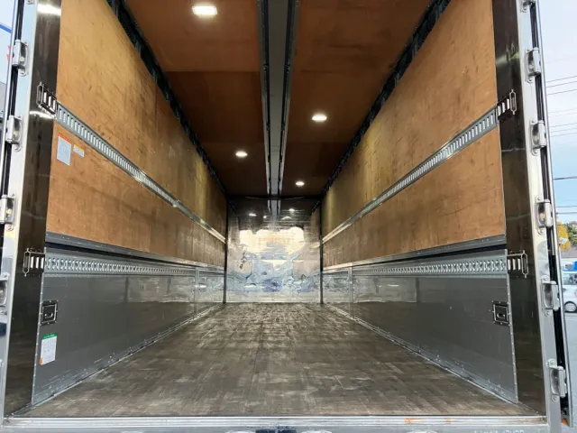 床は板張り・ラッシング2段・落としフック13対付いています。|いすゞ ギガ 2PG-CYJ77Cの写真12