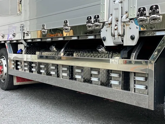 サイドバンパーはステンレス製です。|いすゞ ギガ 2PG-CYJ77Cの写真17