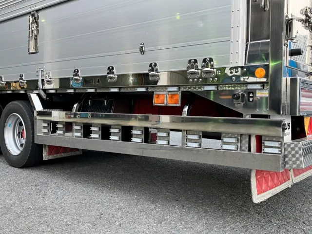 リヤフェンダー・サイドレール・アオリヒンジははステンレス製です。|いすゞ ギガ 2PG-CYJ77Cの写真18