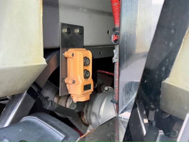 ウイングの操作スイッチは前後左右に付いています。|いすゞ ギガ 2PG-CYJ77Cの写真21