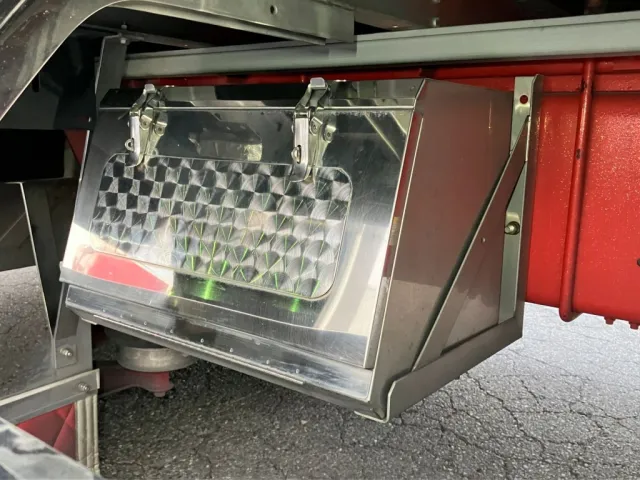 助手席側後方にステンレス工具箱が付いています。|いすゞ ギガ 2PG-CYJ77Cの写真22