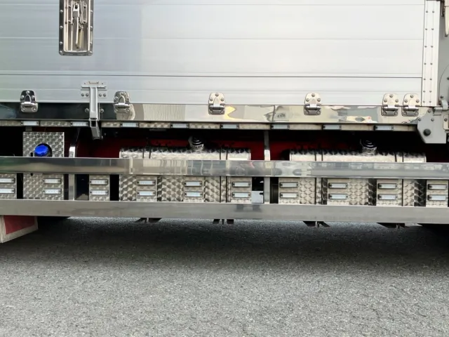 燃料タンクは200L+200L(ステンレス製)です。アドブルータンクに鱗ステンカバーがついています|いすゞ ギガ 2PG-CYJ77Cの写真25