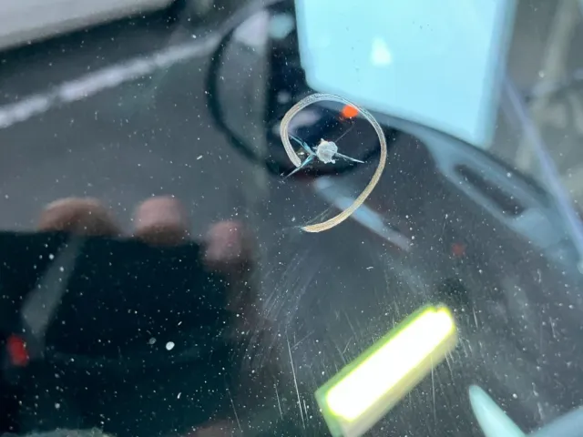 フロントガラスに飛び石・リペア跡があります|いすゞ ギガ 2PG-CYJ77Cの写真26