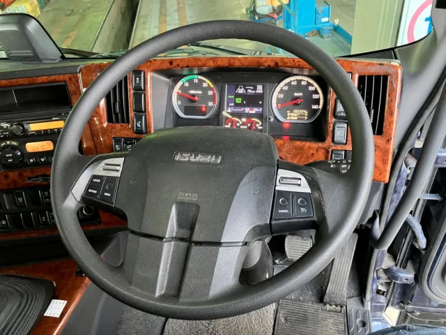 メーター周りの状態です。ハンドルグリップに擦れがあります|いすゞ ギガ 2PG-CYJ77Cの写真30