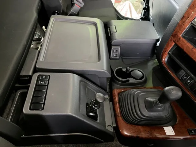 シフト周りの状態です。温冷蔵庫付きです|いすゞ ギガ 2PG-CYJ77Cの写真31