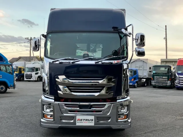 キャブ周りはメッキで飾ってあります。|いすゞ ギガ 2PG-CYJ77Cの写真39