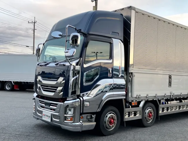 キャブ周りはメッキで飾ってあります。|いすゞ ギガ 2PG-CYJ77Cの写真40