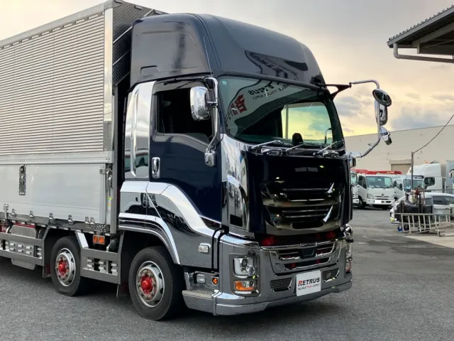 キャブ周りはメッキで飾ってあります。|いすゞ ギガ 2PG-CYJ77Cの写真41