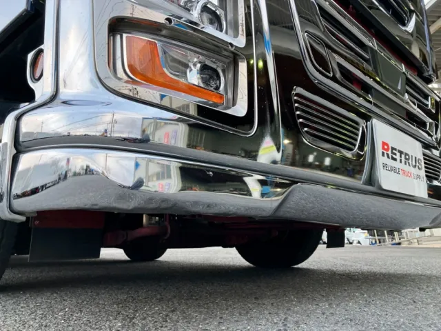 フロントバンパースカート下部に凹みがあります。左右にあります|いすゞ ギガ 2PG-CYJ77Cの写真42