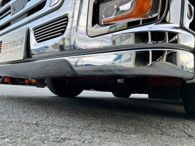 フロントバンパースカート下部に凹みがあります。左右にあります|いすゞ ギガ 2PG-CYJ77Cの写真43