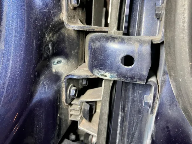 運転席側ドアヒンジとピラーが少し干渉しております。|いすゞ ギガ 2PG-CYJ77Cの写真45
